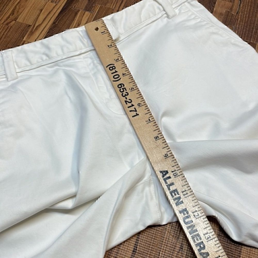 Lady Hagen woman’s Bermuda shorts. White. Size 4. - Picture 8 of 9